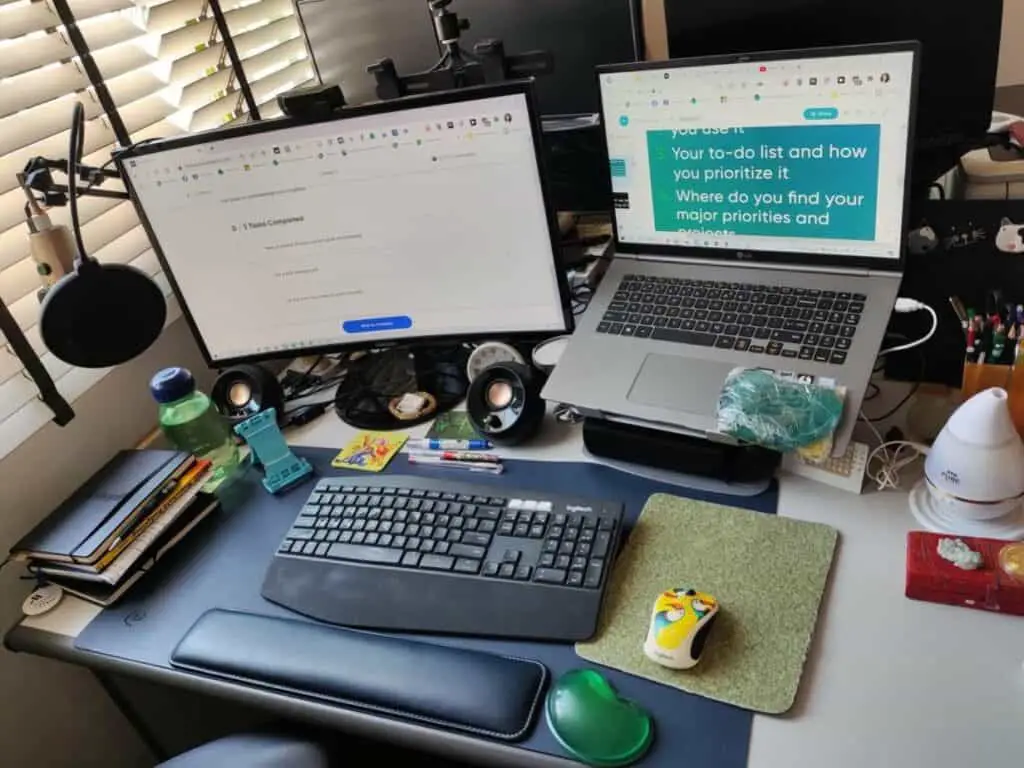 My work desk after the cleaning up